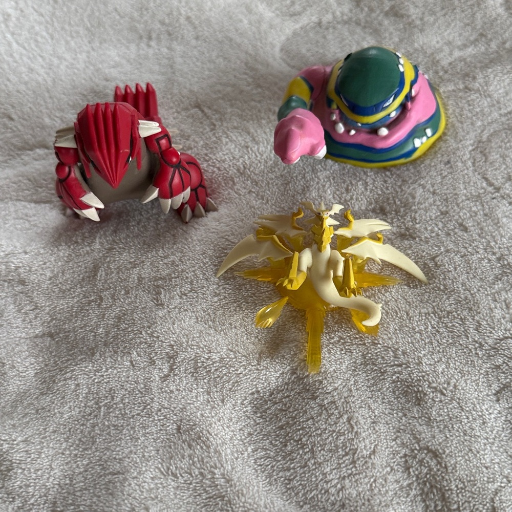 3 Pokémon Figurines